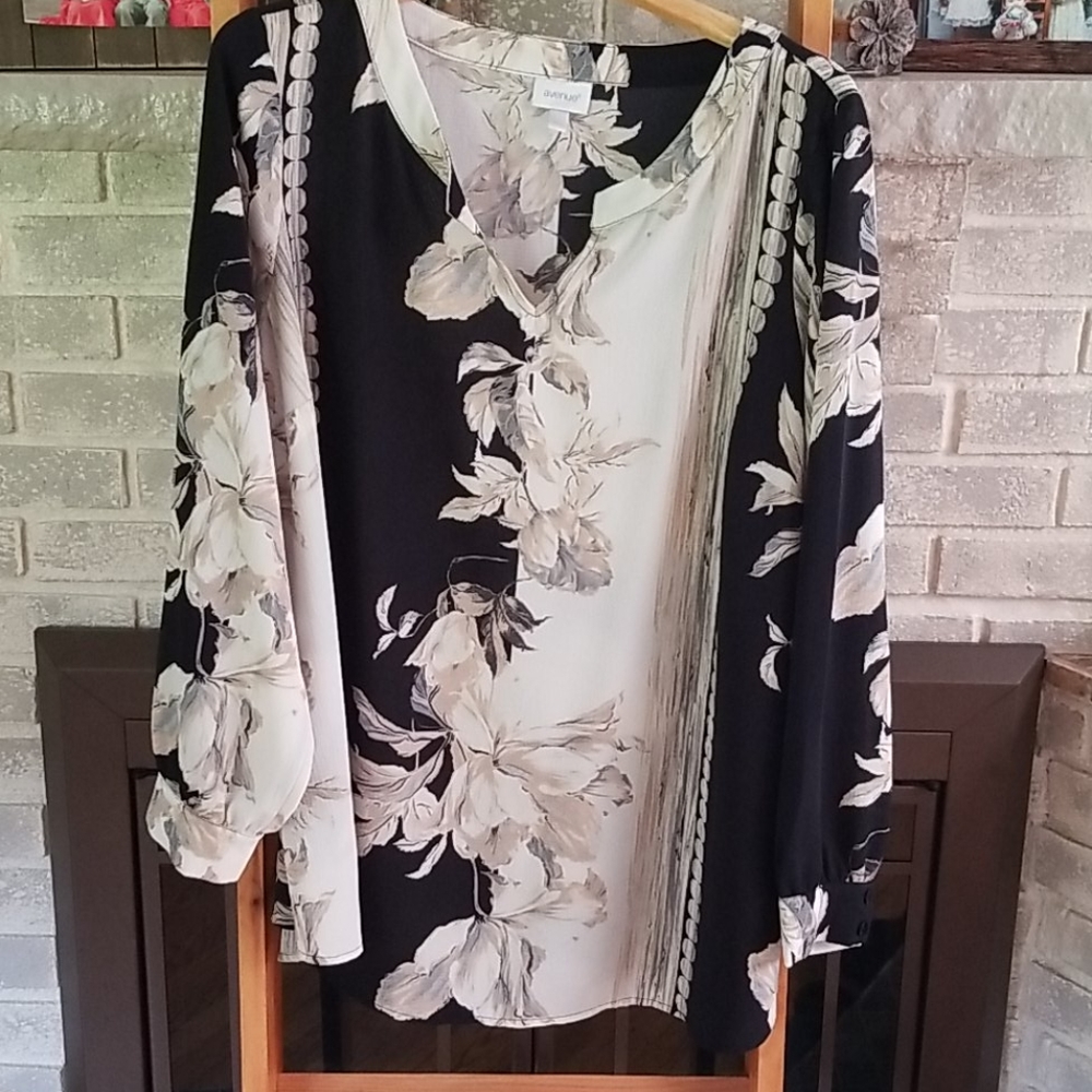 Avenue blouse size 18-20. Black and tan multi